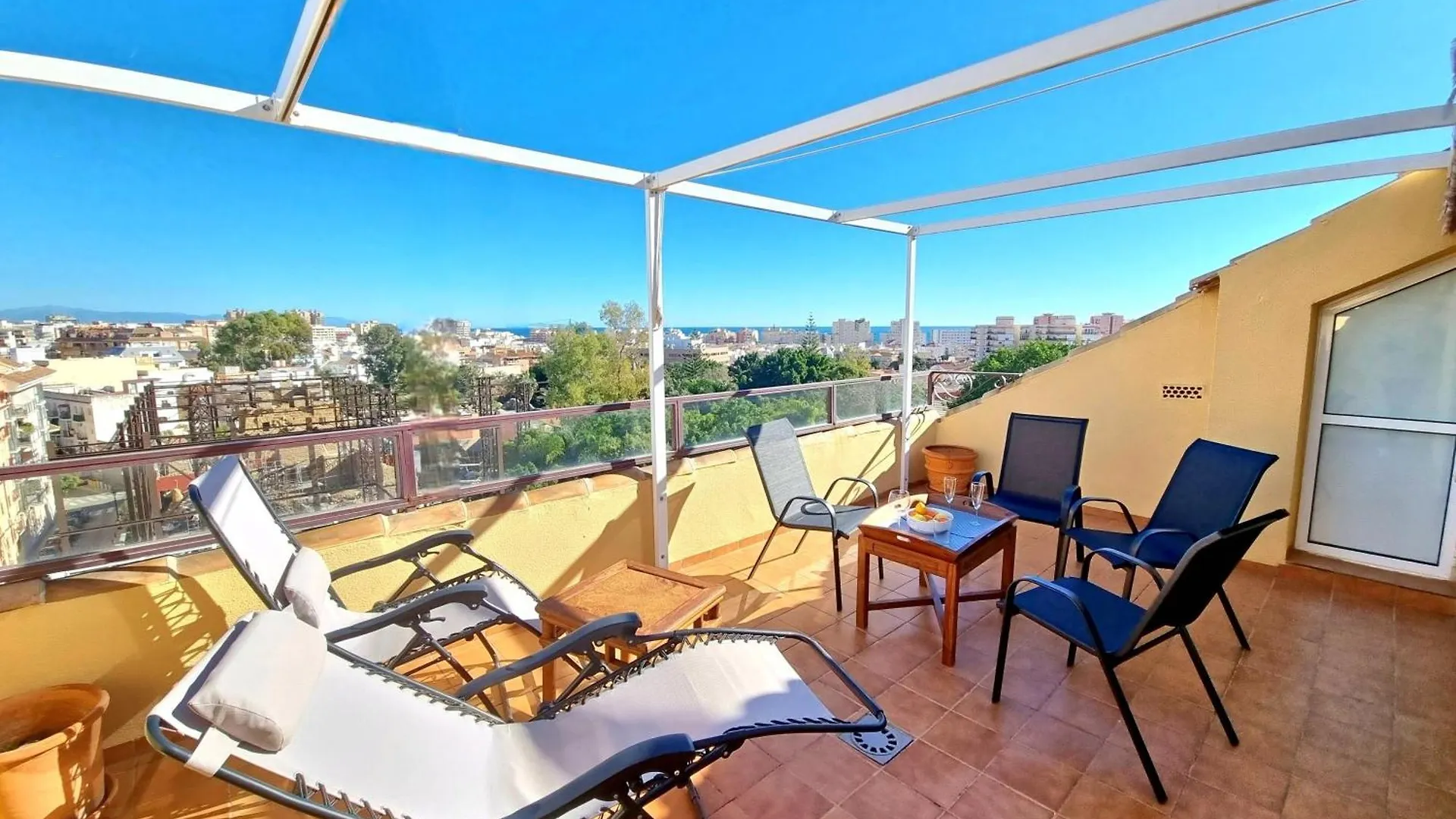 Bioparc Atico Muy Amplio Y Soleado, Cerca De La Playa Y Centro, Con Parking Y Ac location